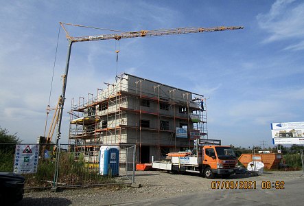 Bürogebäude mit Lagerhalle